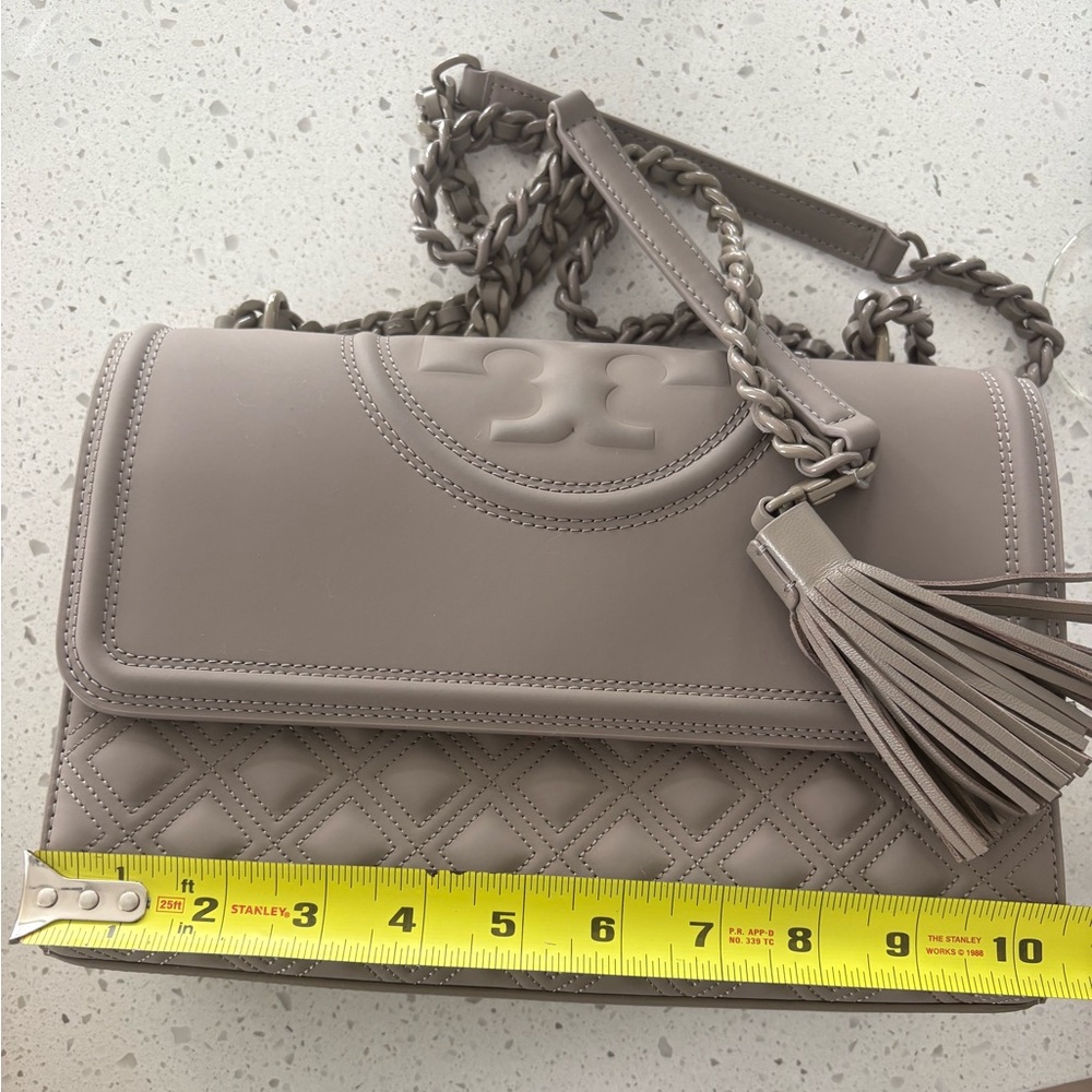 Tory Burch Fleming convertible in matte Grey Heron Quilted leather. Shoulder Bag - Picture 4 of 16